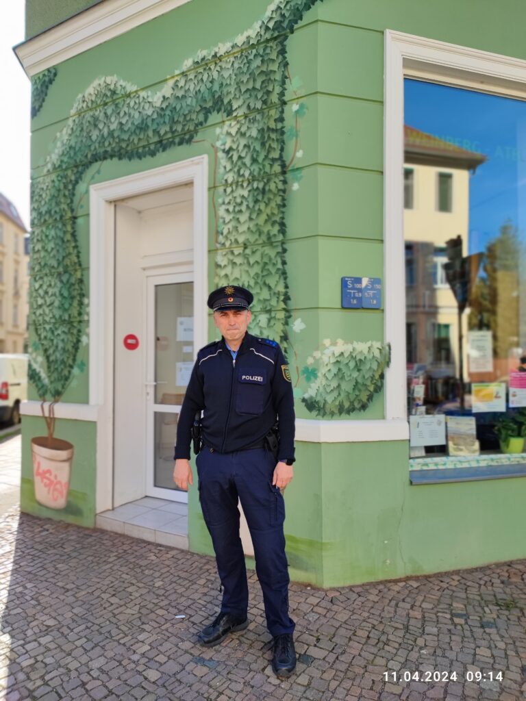 Jeden letzten Dienstag im Monat werden der Bürgerpolizist und Vertreter des Ordnungsamtes regelmäßig im Stadtteilladen Leutzsch in der Weinbergstr. 11 vor Ort sein.