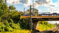 Eine alte Leipziger Straßenbahn überquert die Georg-Schwarz-Brücke auf dem Weg nach Leutzsch.